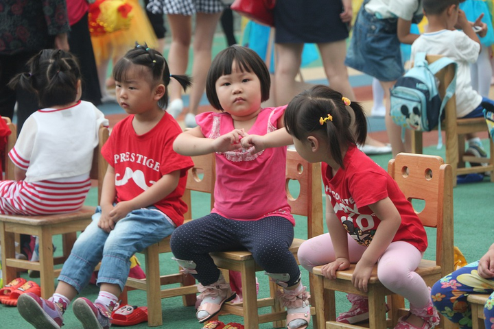 心理学：上幼儿园不哭不闹的孩子，多半来自这2种家庭 知乎