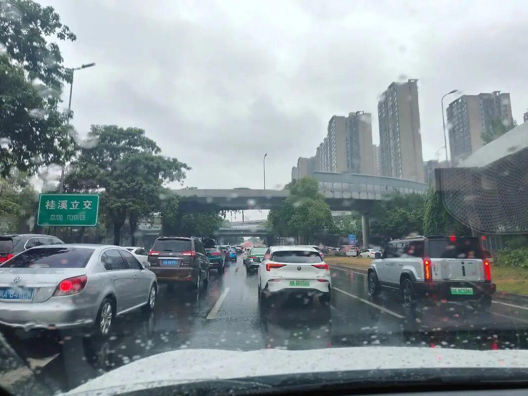 为什么一到下雨天就会堵车?不都一样开吗?
