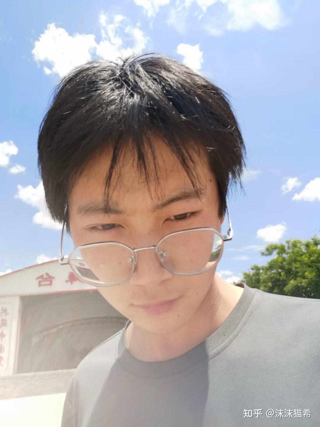 真正的素颜帅哥是什么样子?(不修眉,不美白) ?