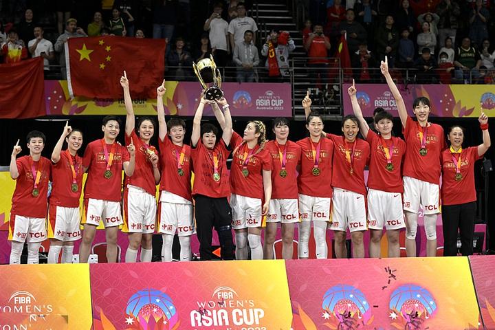 中国女篮夺冠时刻人们都留下了激动的泪水加油中国女篮