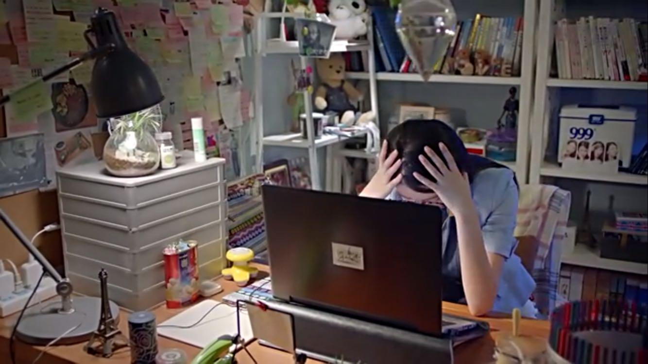 请问电视剧欢乐颂中关雎尔在家加班越洋会议使用的笔记本电脑的牌子和
