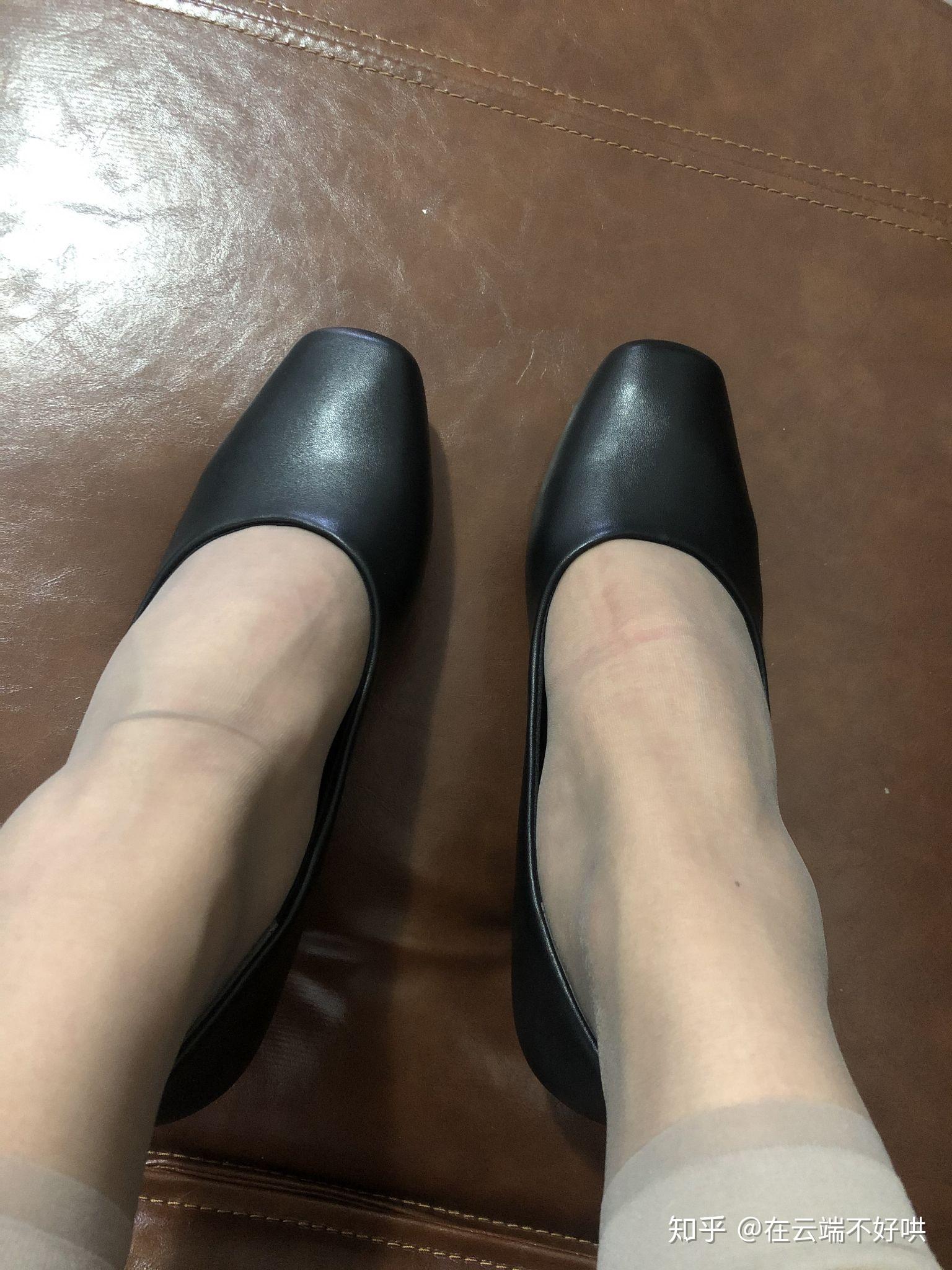 空姐在工作的时候因为鞋袜原因加上来回走动造成的脚出汗的问题如何