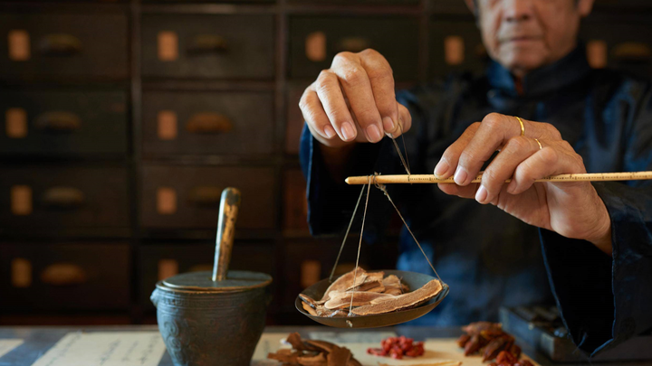 82岁老中医常年救死扶伤,只开药方不卖药,被誉为"华佗在世"