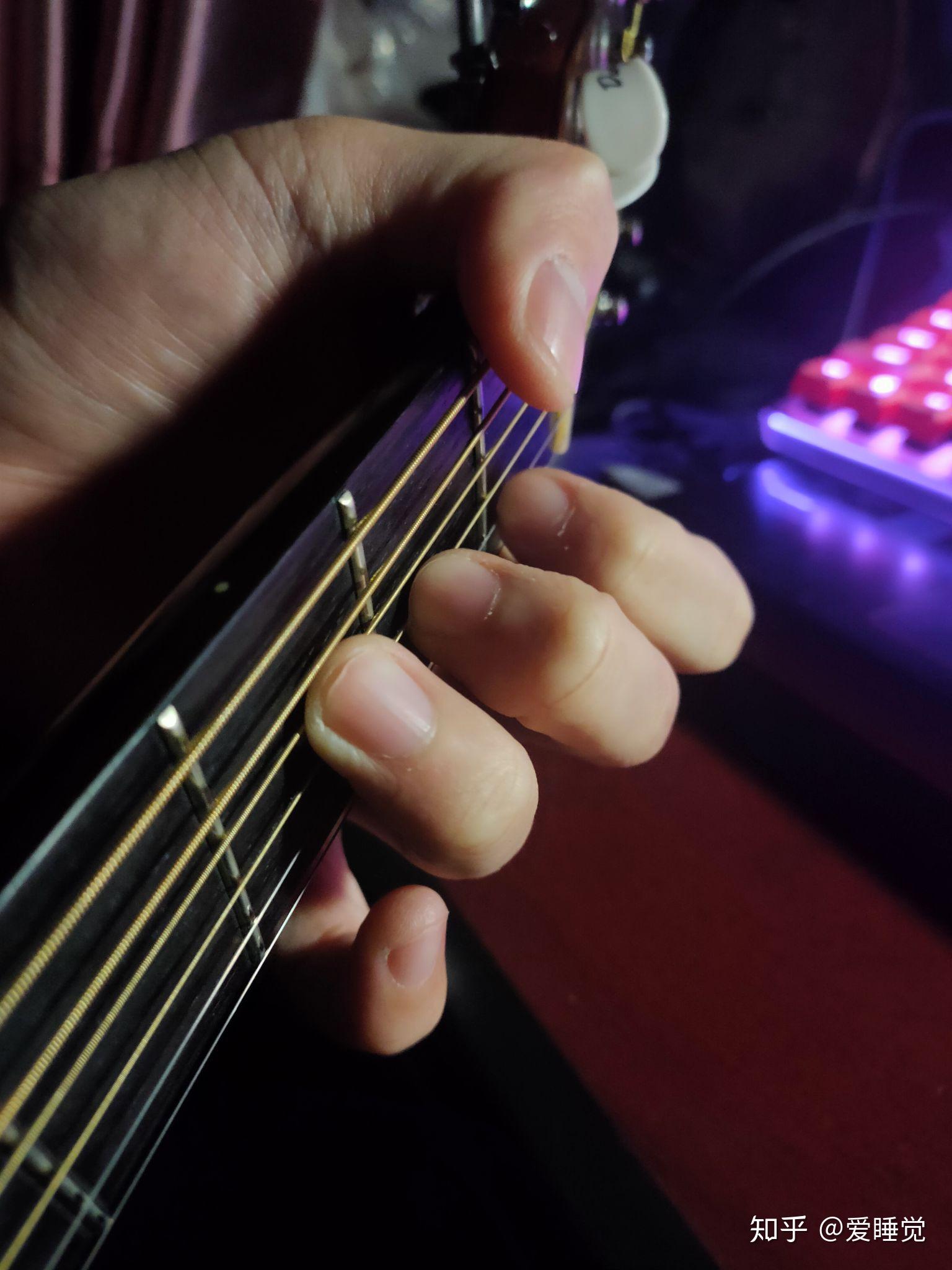 弹吉他左手大拇指反扣按不稳是什么情况