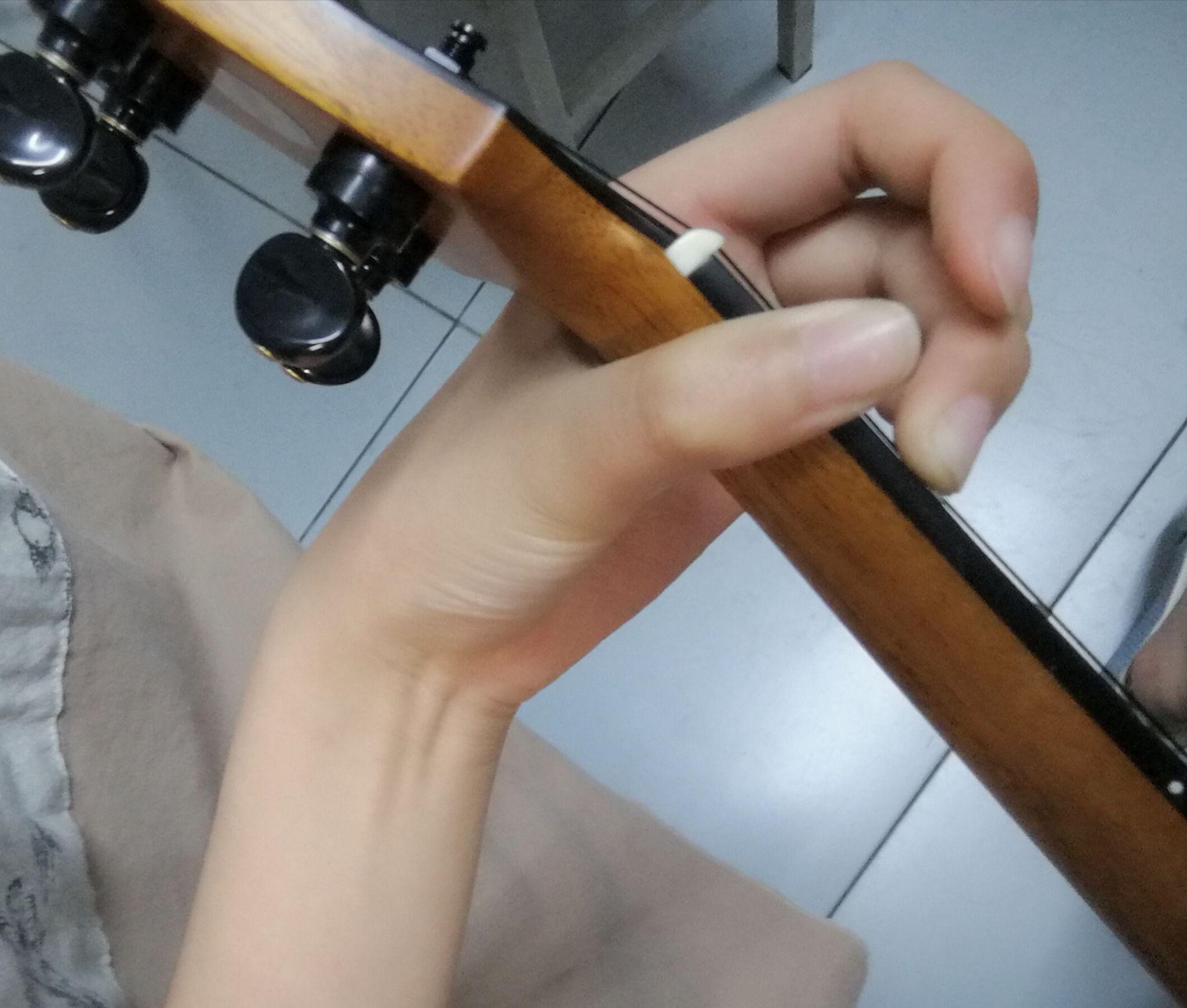 请问尤克里里左手正确的握琴枕的方法和手指按弦的姿势是怎样的?