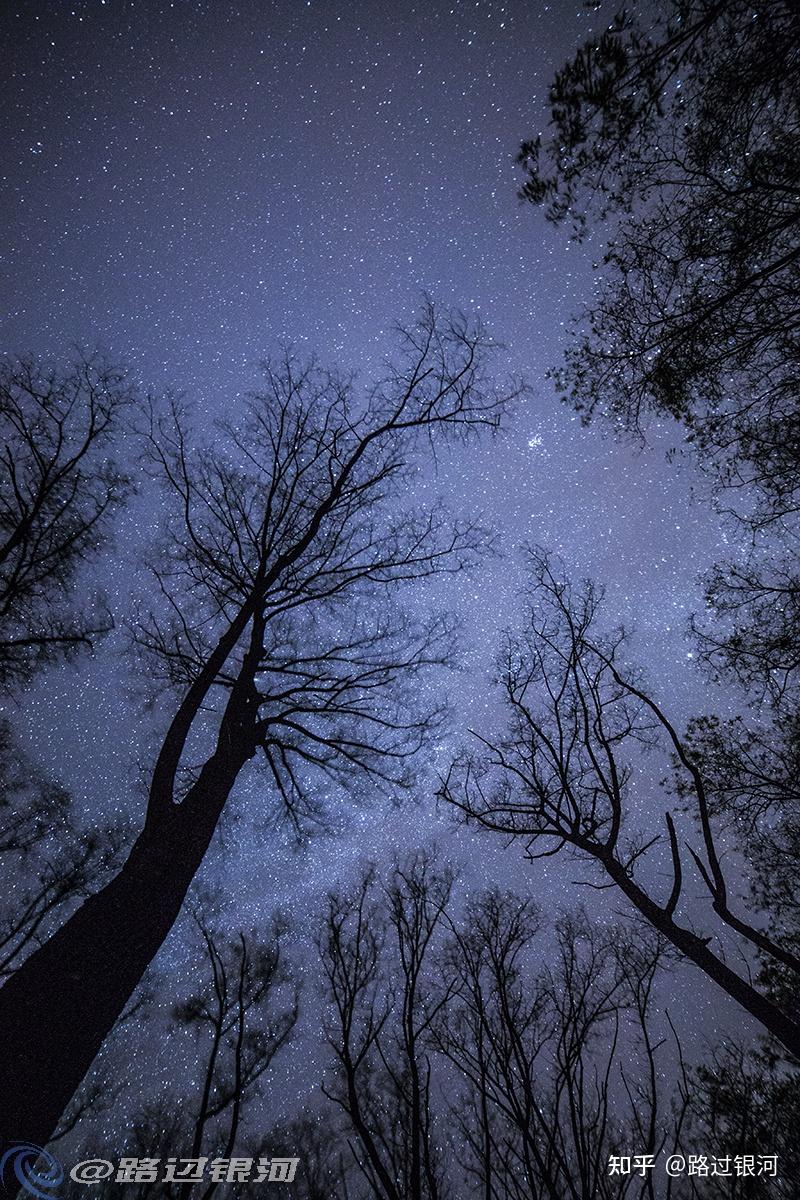 晚上的天空是不是一块黑布星星是黑布上的破洞