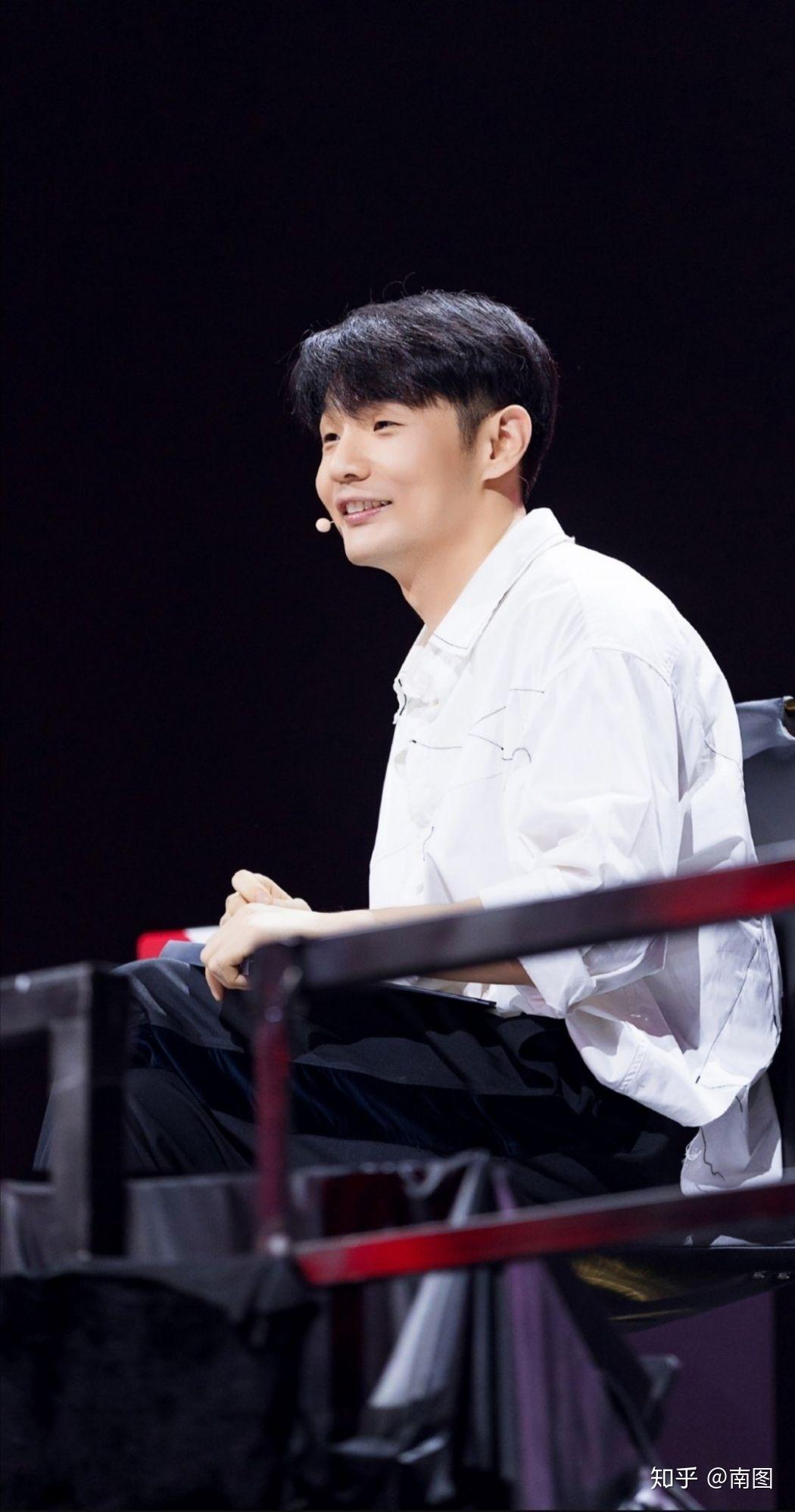 有哪些适合做壁纸的李荣浩照片