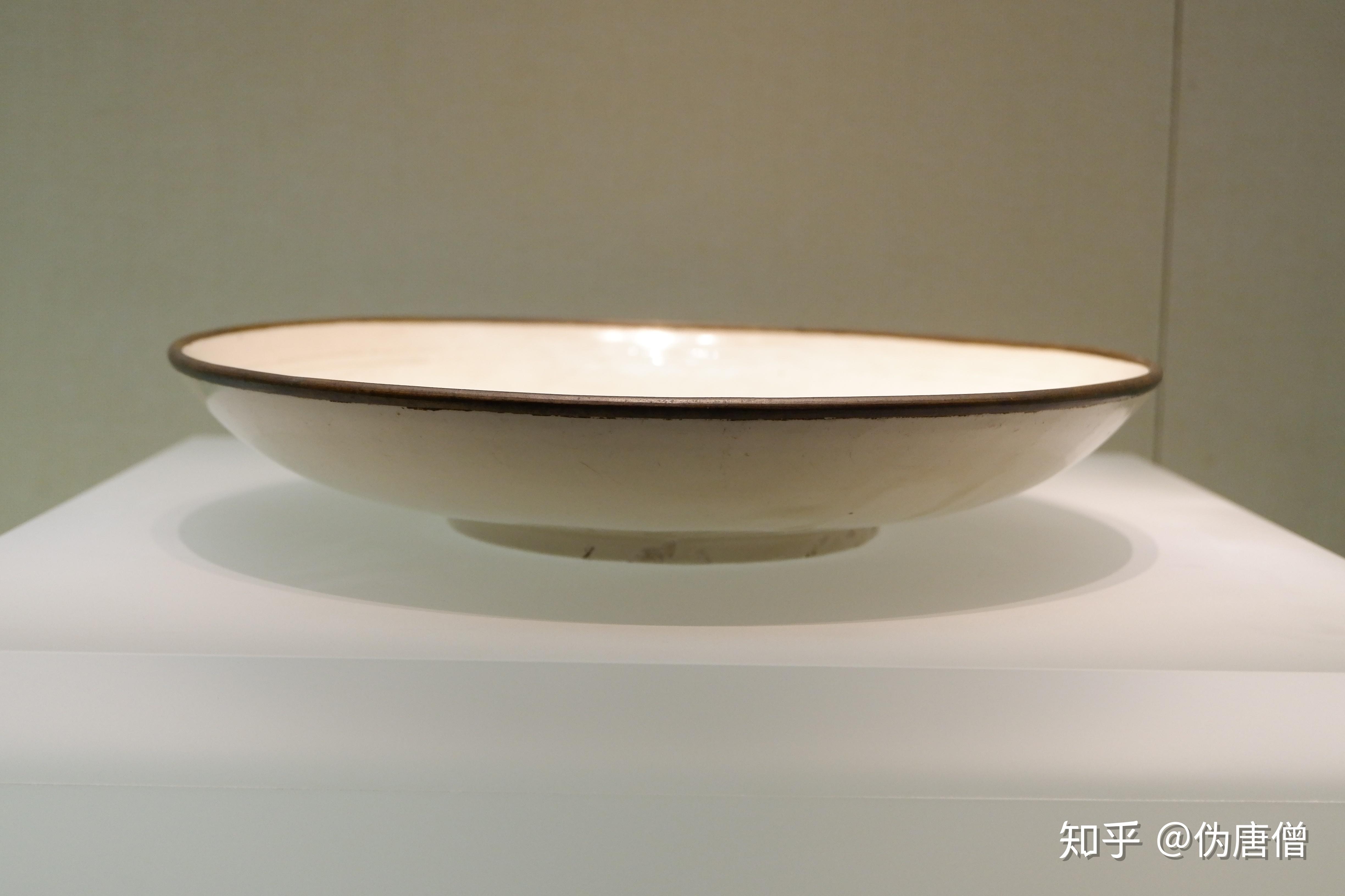 “博物馆里的瓷器史”25北宋•定窑白釉刻莲瓣纹“官”字款盖罐,金•定窑白釉刻萱草纹洗(首都博物馆藏) - 知乎