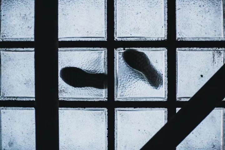 一个残缺鞋印,出现在27层阳光房玻璃顶……|今晚九点半 - 知乎
