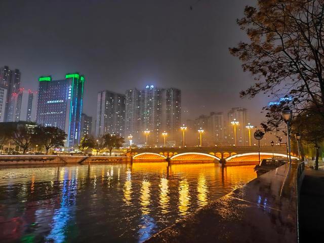 这里号称成都酒吧一条街,邻水夜色美,你想带谁来?