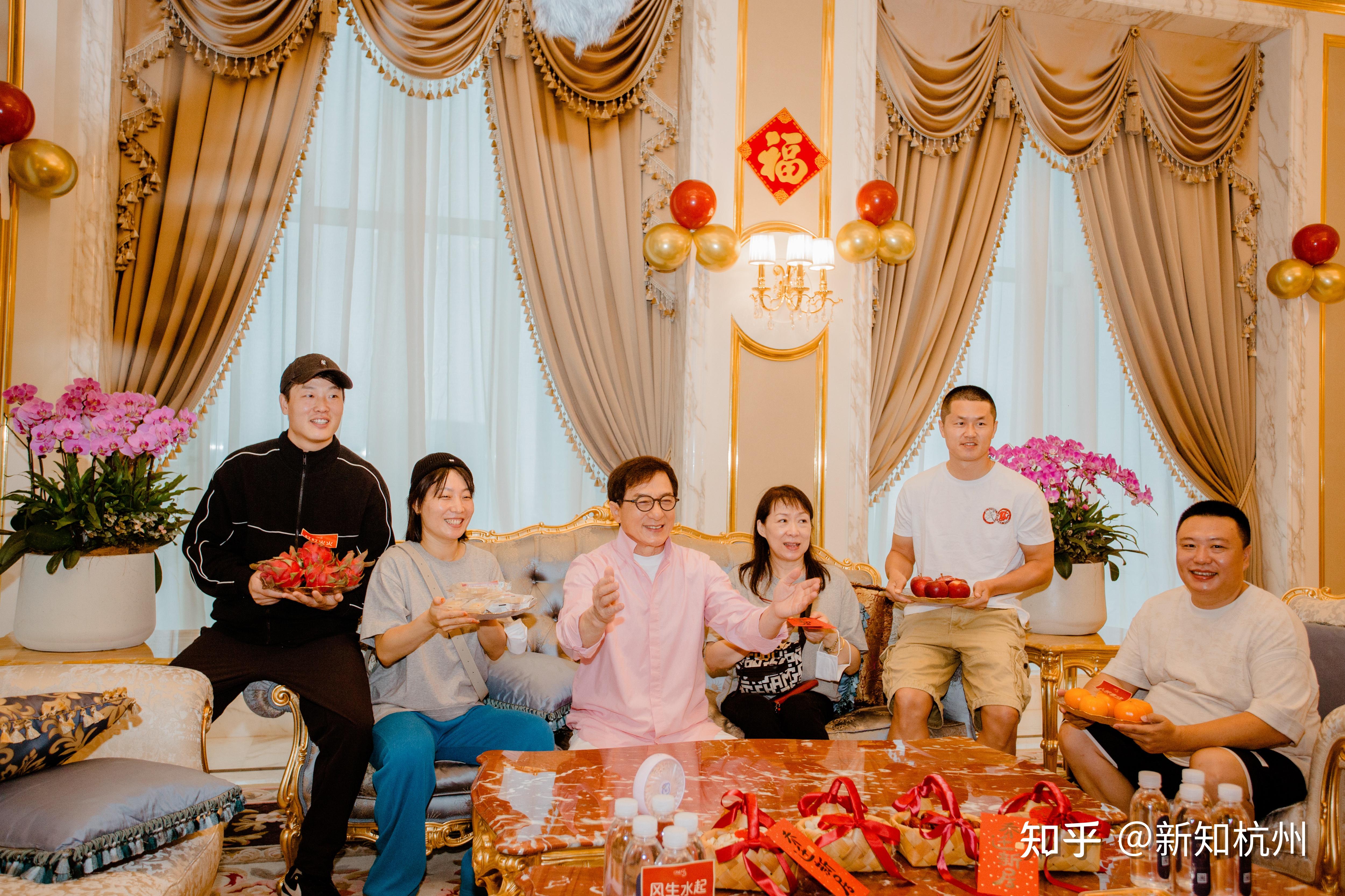 ONE53 迎来首批业主 成龙喜迁新居 开心邀邻居吃饭观影 - 知乎