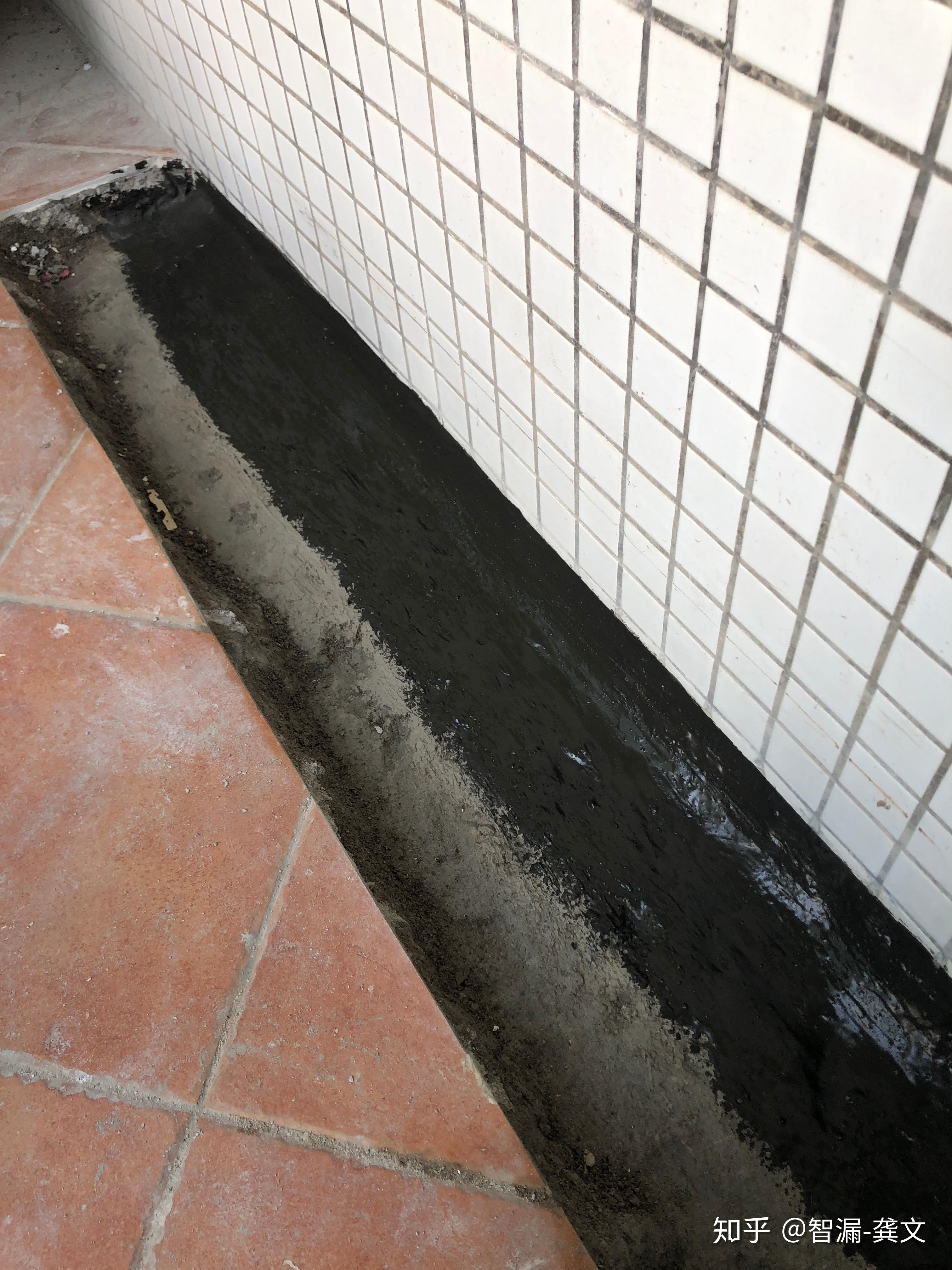 阳台排水管堵塞,造成雨水泡了屋里的墙,发霉,这个问题物业有责任吗?