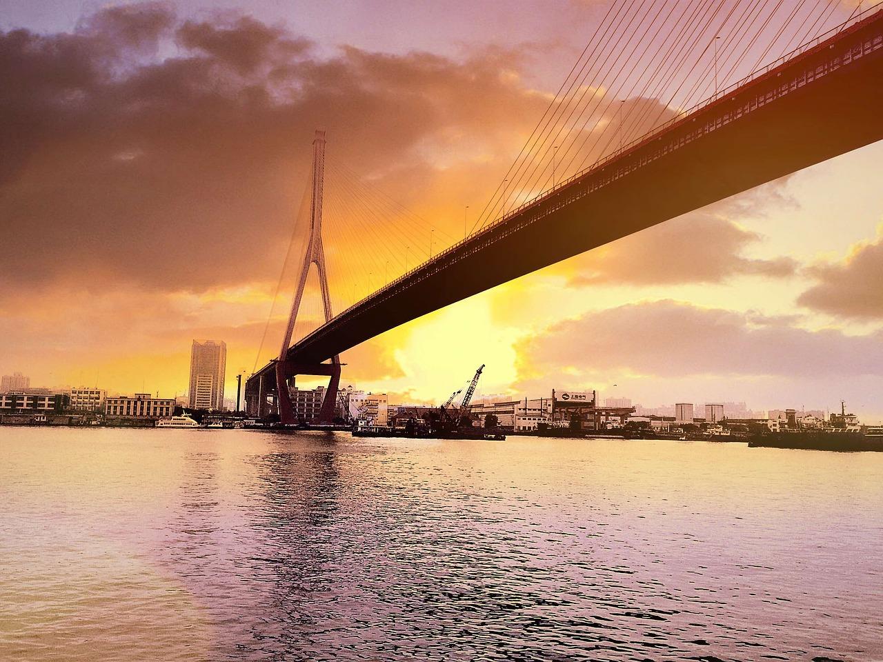 桥上风景美如画