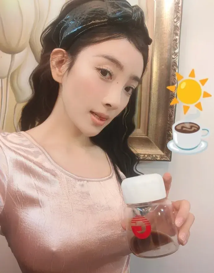 如何评价马卉回应直播画面疑似含不雅照？ - 知乎