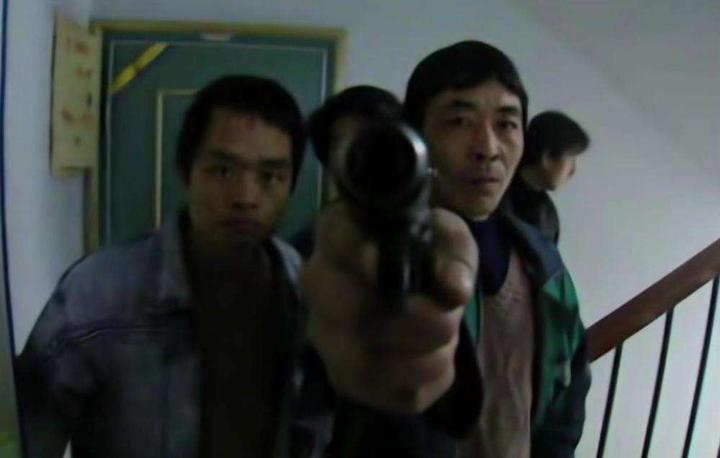 西安悍匪董雷"12·1"枪杀大案纪实(4):银行抢劫案行动失败,居民楼飞来