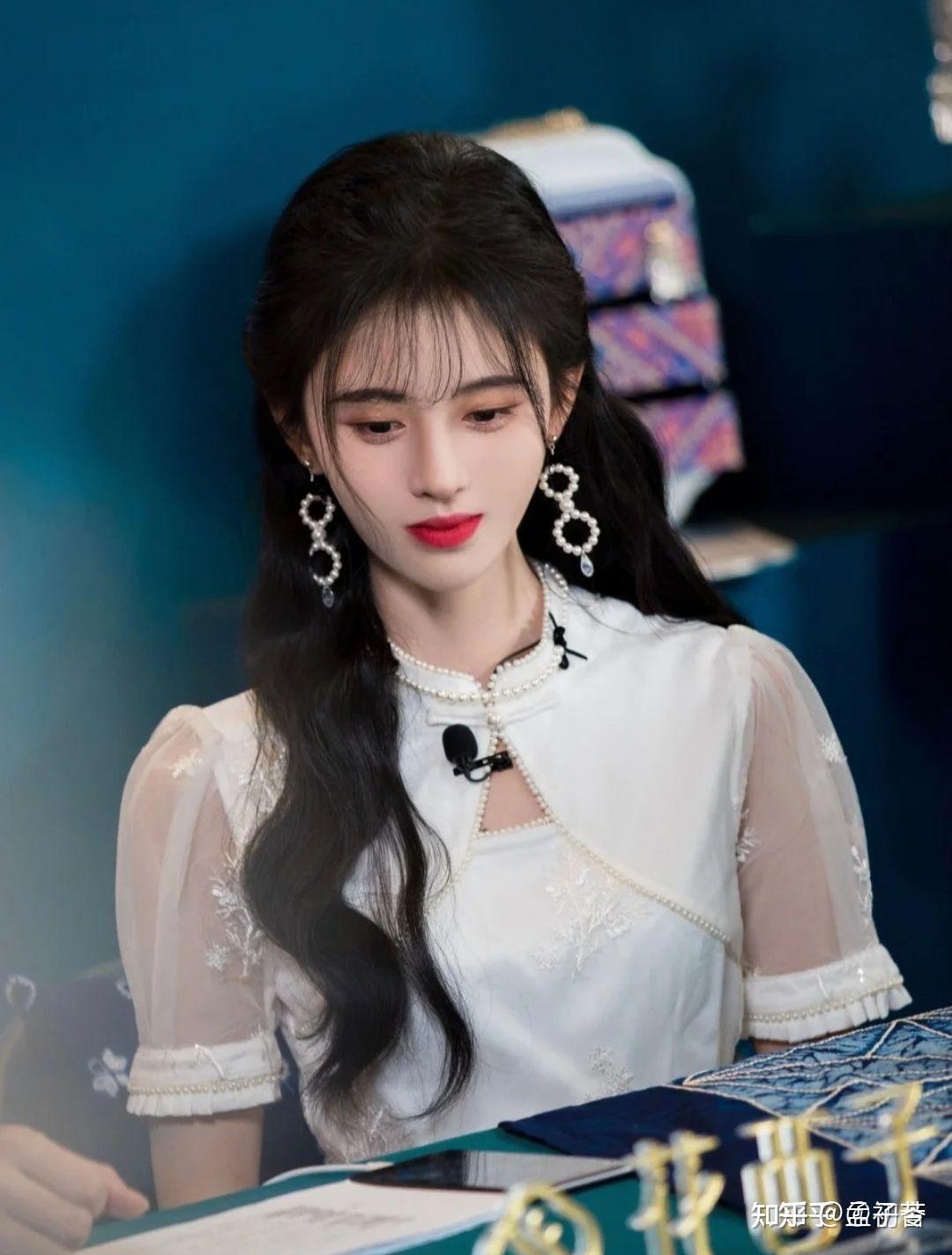 如何评价鞠婧祎和杨超越的颜值?