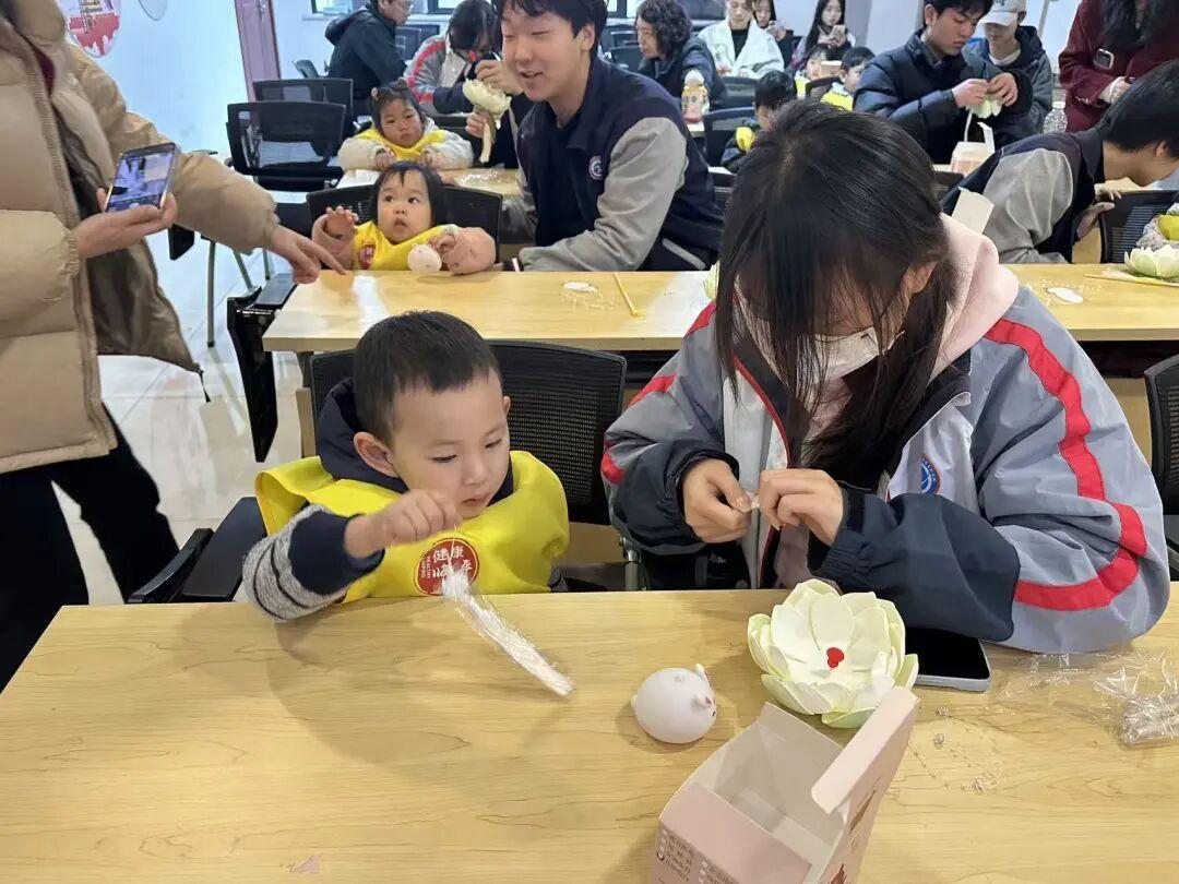 浙江省广播电视中等专业学校学生参与枇杷湾社区手工坊志愿服务活动！(图4)