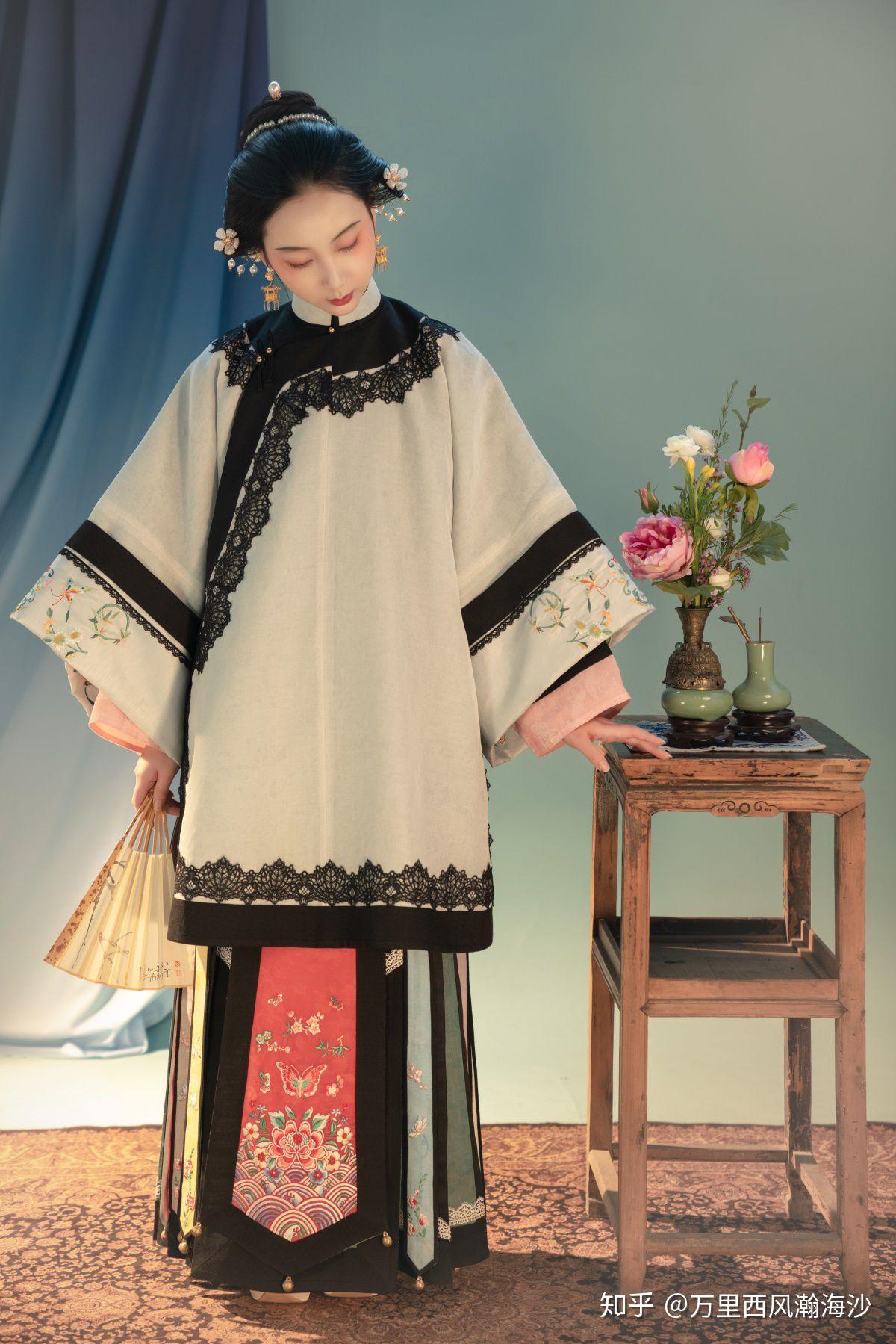 请问这种清代的衣服叫什么名字? - 知乎