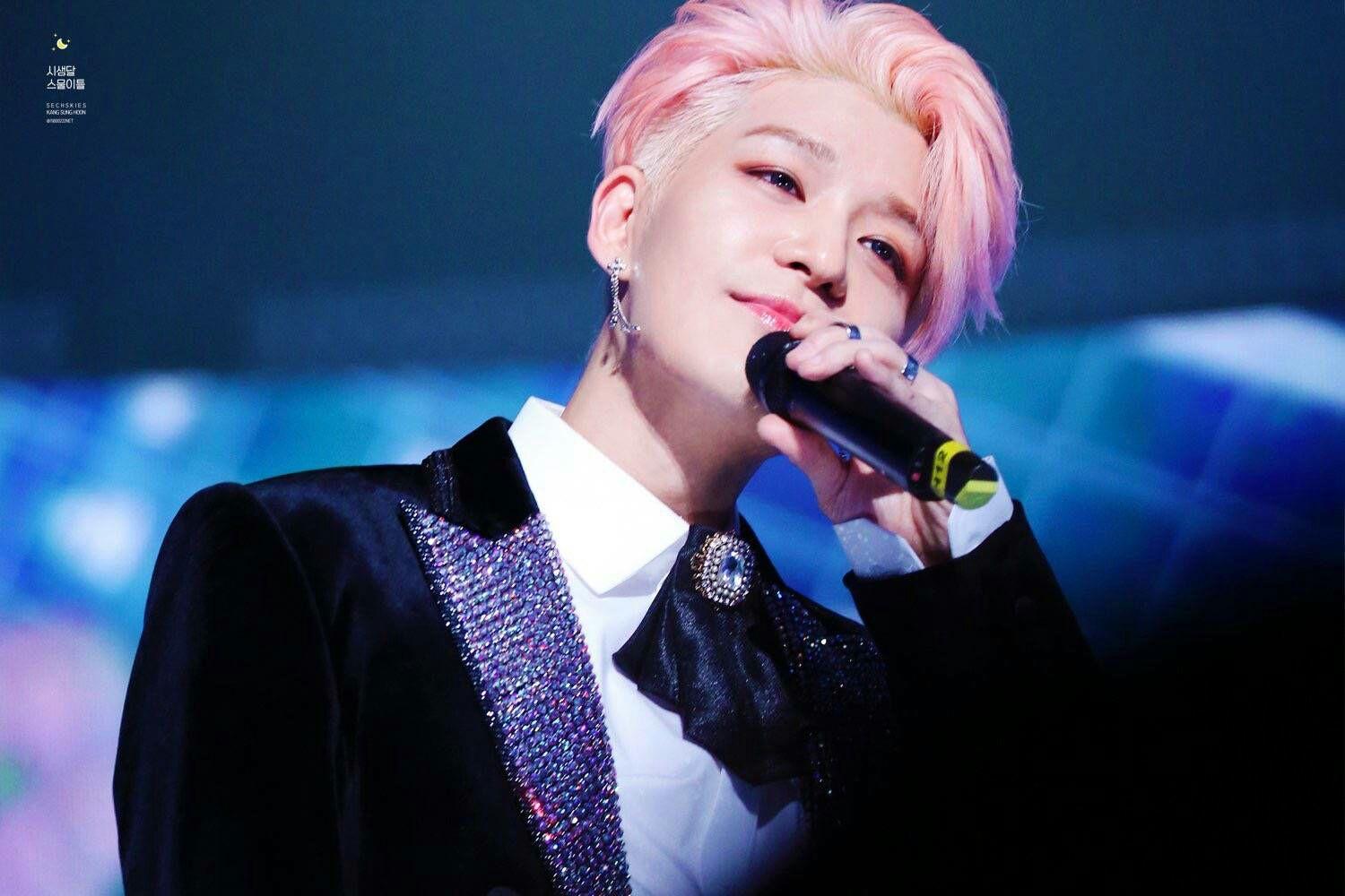 路人觉得水晶男孩姜成勋看起来年轻吗?差不多像是几岁呢?