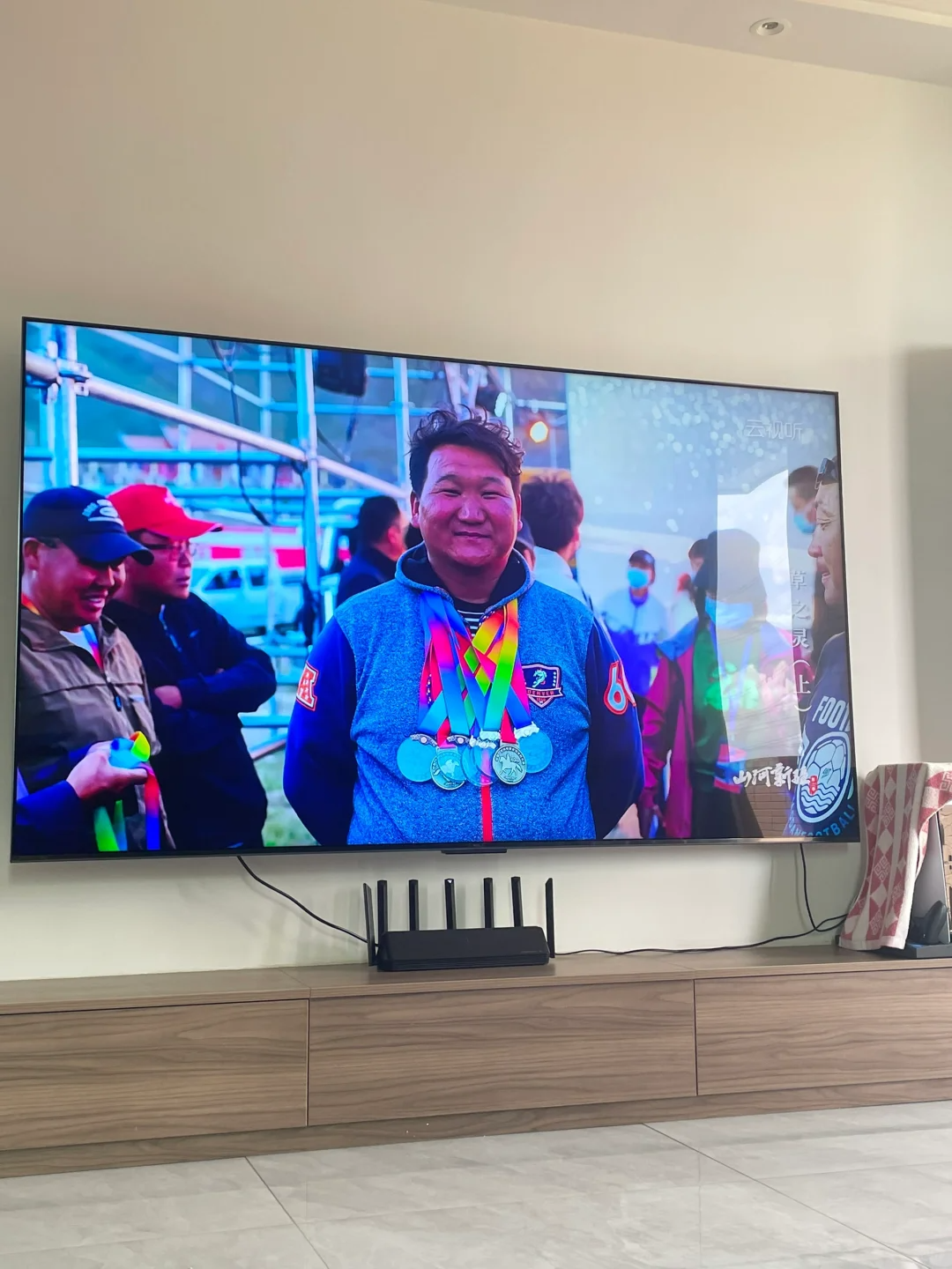 为沉浸式影音体验而生!时代旗舰海信UX2026款强势登场,海信玲珑4芯真彩背光原色直出,完美还原真实画面,轻松打造影音党终极幸福感