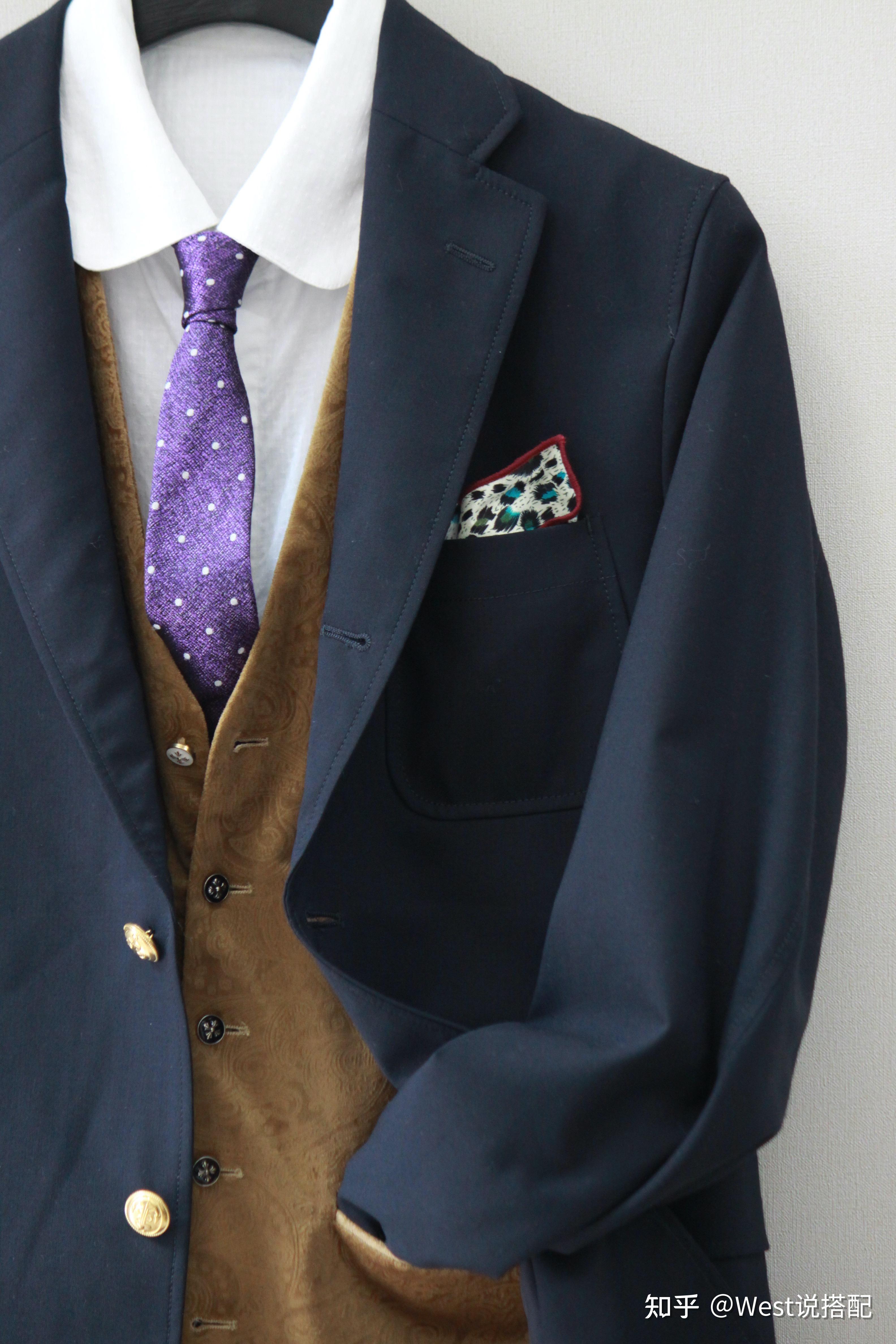 学校高三成人礼上男生的着装