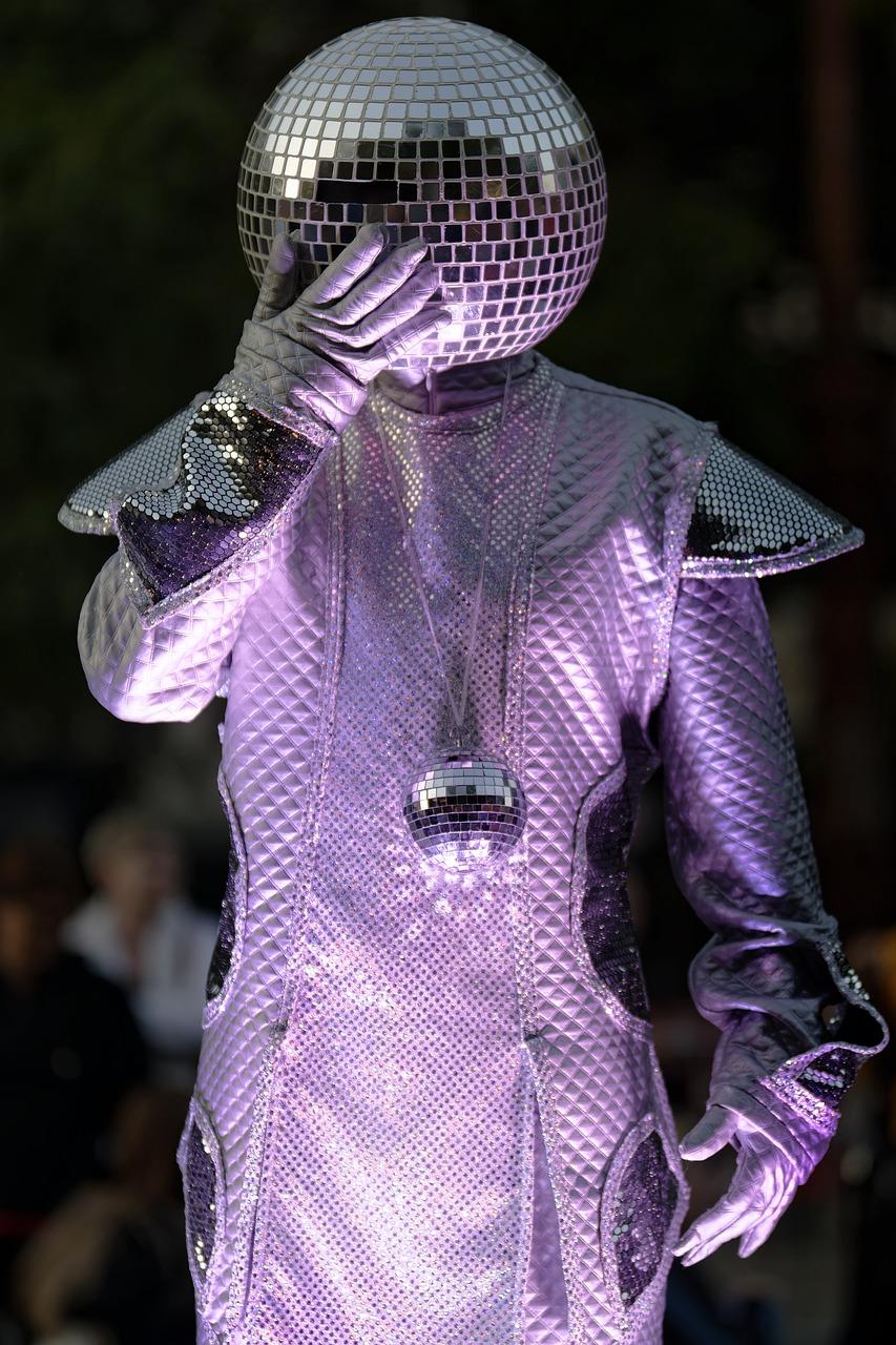 胡里花哨什么意思