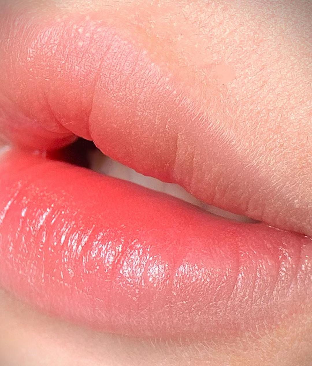 嘴巴大的女生如何涂口红才好看?