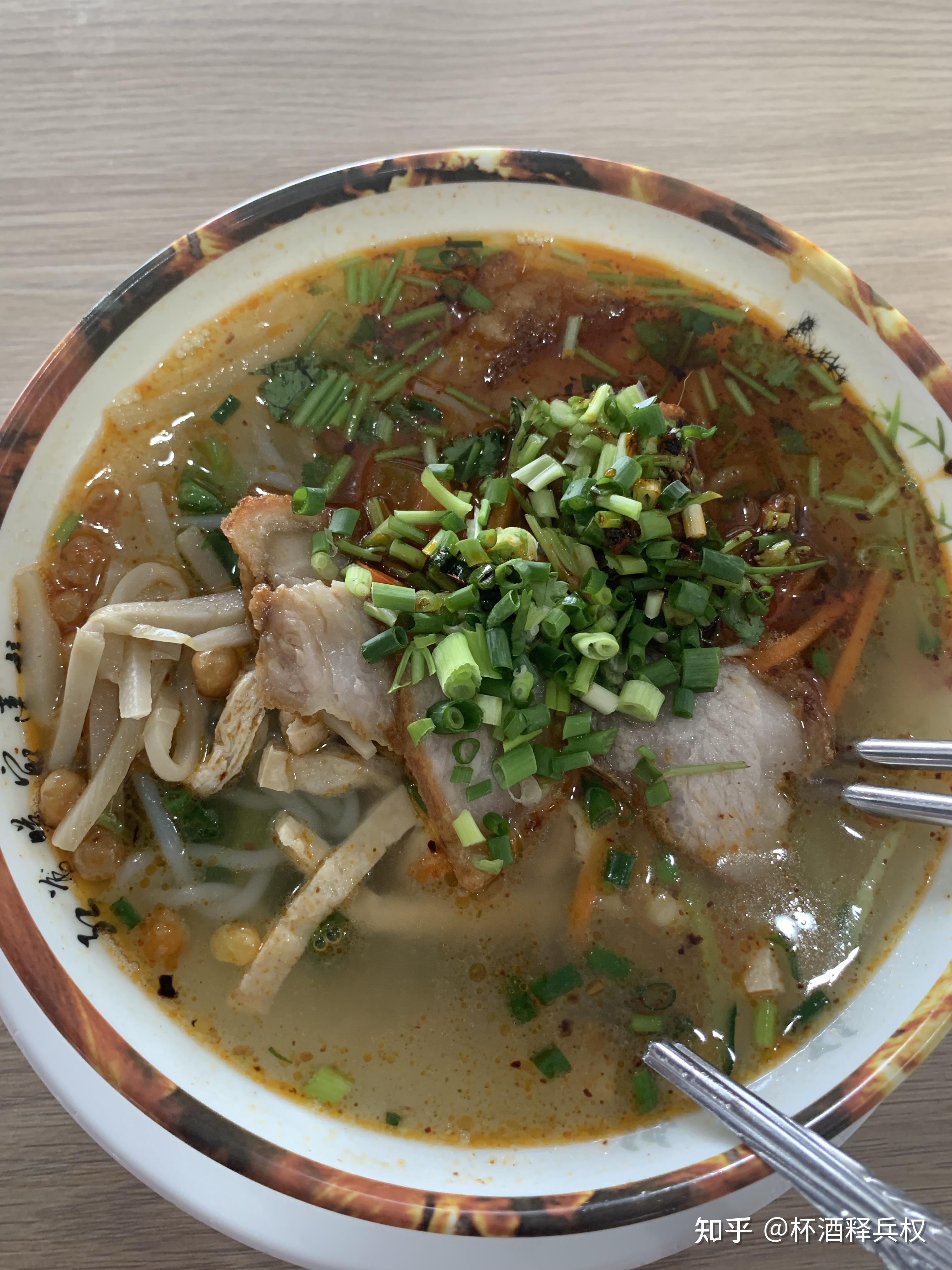 在玉林师范学院里就餐是一种怎样的体验?有什么推荐的食堂和美食?