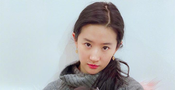 宠物博主刘亦菲上线,穿高领衫走起居家风,素颜下皮肤长痘太真实