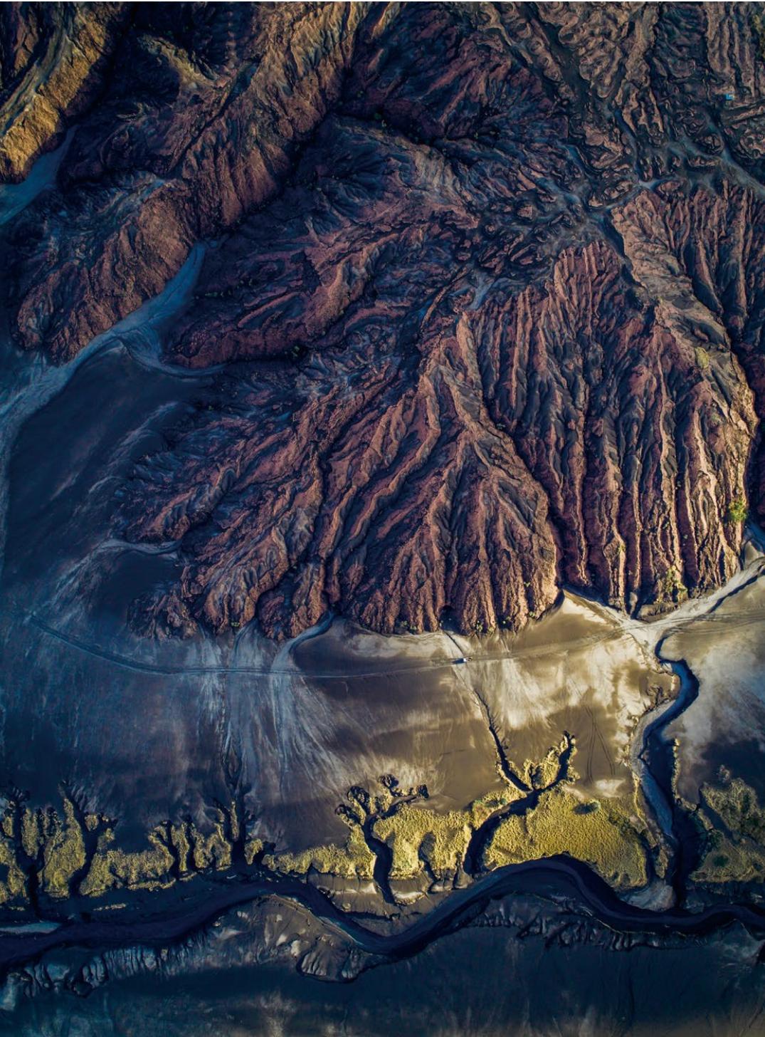 左图和上图都是航拍下的亚苏尔火山,真的好似一个躺下的巨人,被妻儿