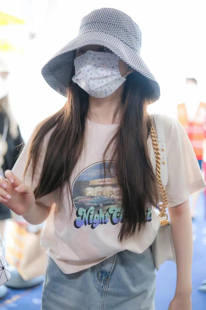 赵露思机场私服米色印花t恤搭配牛仔半身裙简约清爽