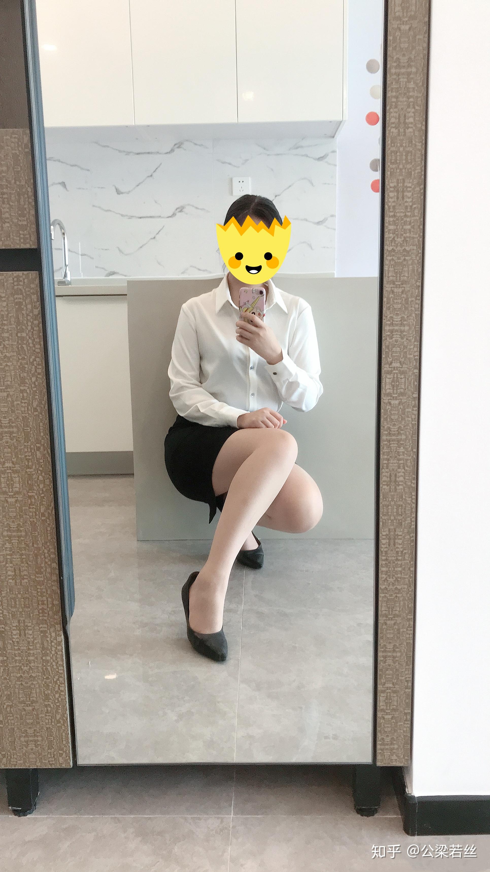 出席正式场合穿高跟鞋配肉色丝袜好还是光腿好