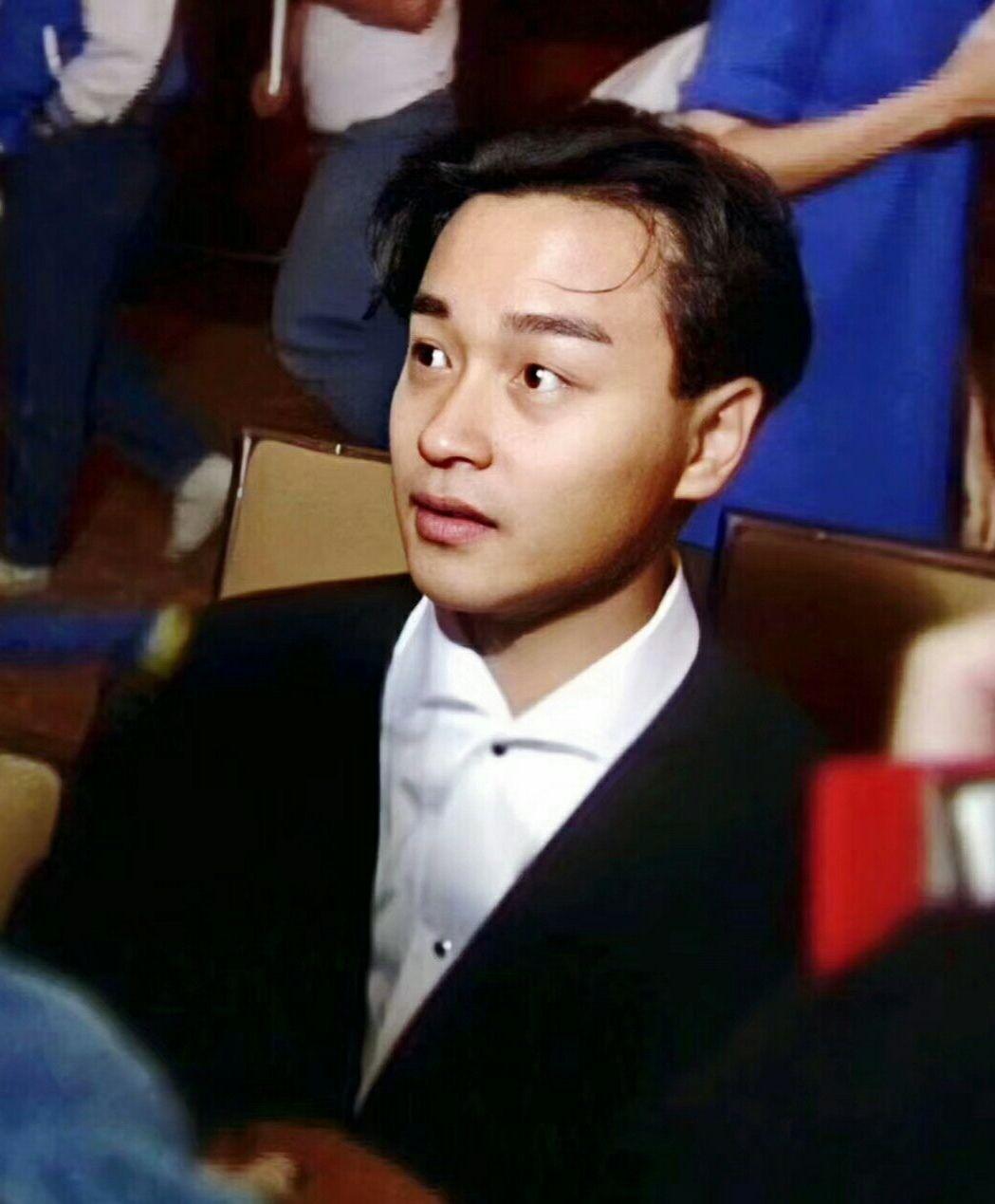 张国荣长相是典型的马来人种吧个矮168脸短鼻短嘴凸像东南亚人