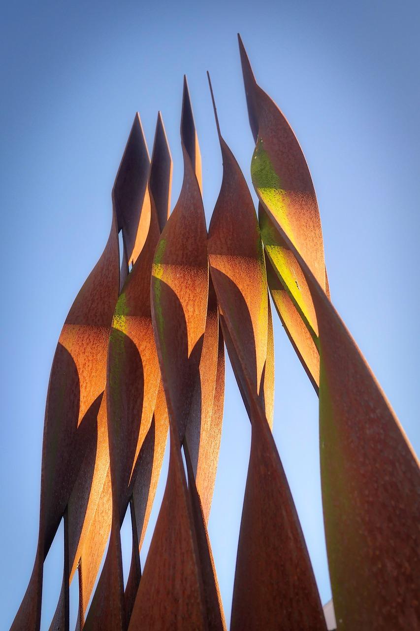 2. 钢铁艺术造型