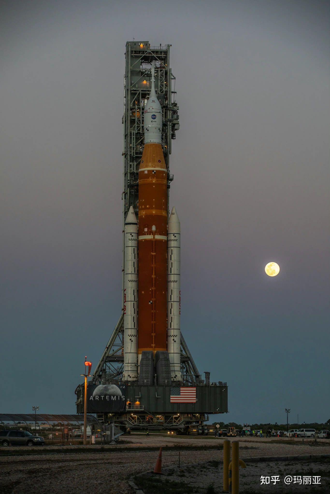 nasa 巨型登月火箭 sls 正式出厂,将「 龟速 」运往发射台,这具有什么