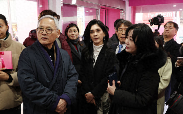 53岁三星长公主李富真新年首秀!穿黑色大衣好嫩,换白西装更贵气 - 知乎