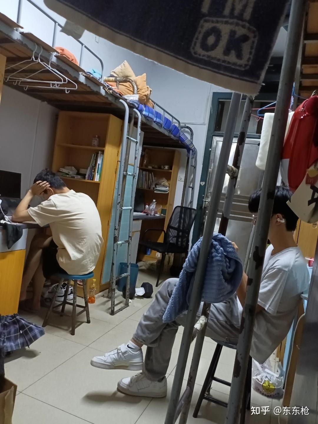 想问问广大男性是翻盖还是滑盖 ?