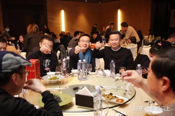 粮策丨酒桌上跟不同的人敬酒该怎么说?高情商的人都是这样做的 - 知乎