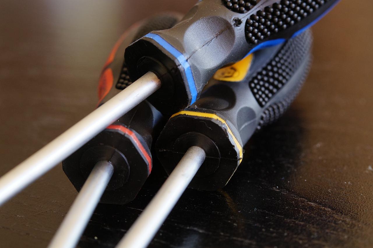 4. 钻孔与安装刀头