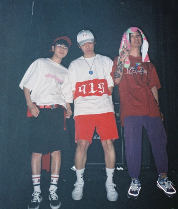 但一点开这位rapper的作品,熟悉的音色又让人确信这无疑就是小精灵