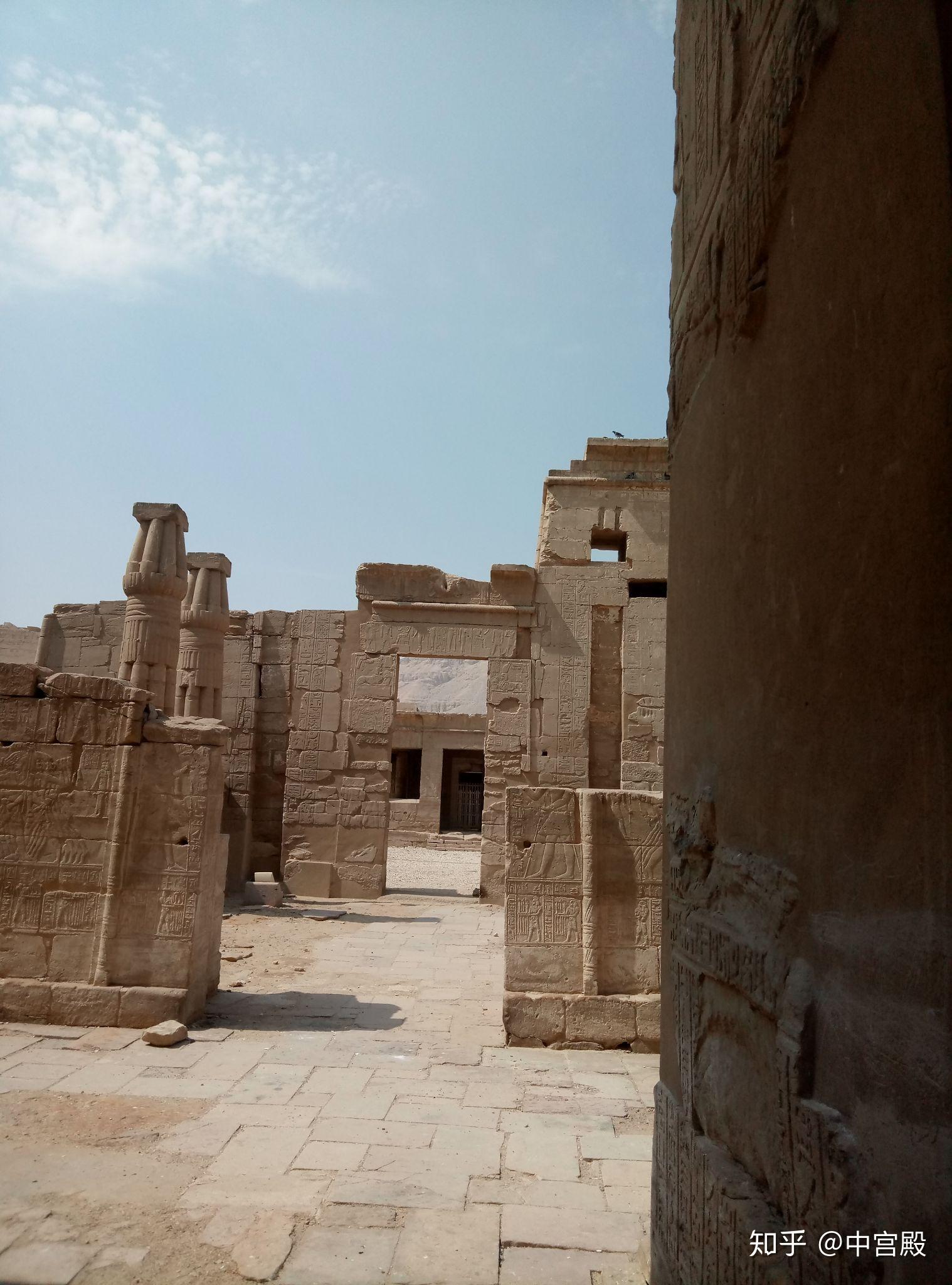 古埃及墓穴是金字塔那么古埃及活人住的建筑如王宫是什么样子呢