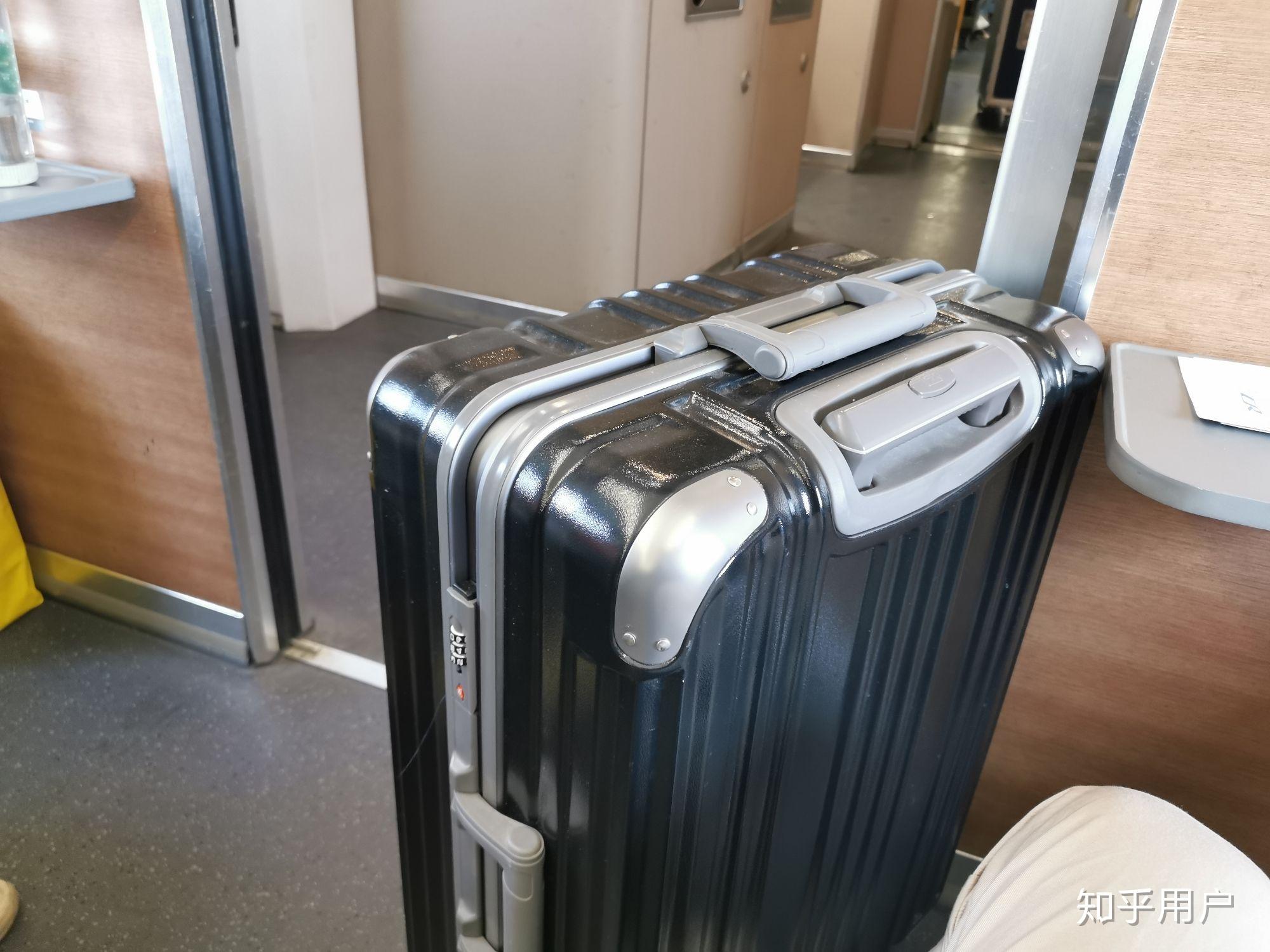 坐高铁座位上行李架被占,我拿下来放我的行李,被骂不懂先来后到还骂我