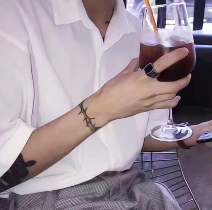 想找一个帅气有内涵的男生头像太难了 我像了解一下从女同志角度看