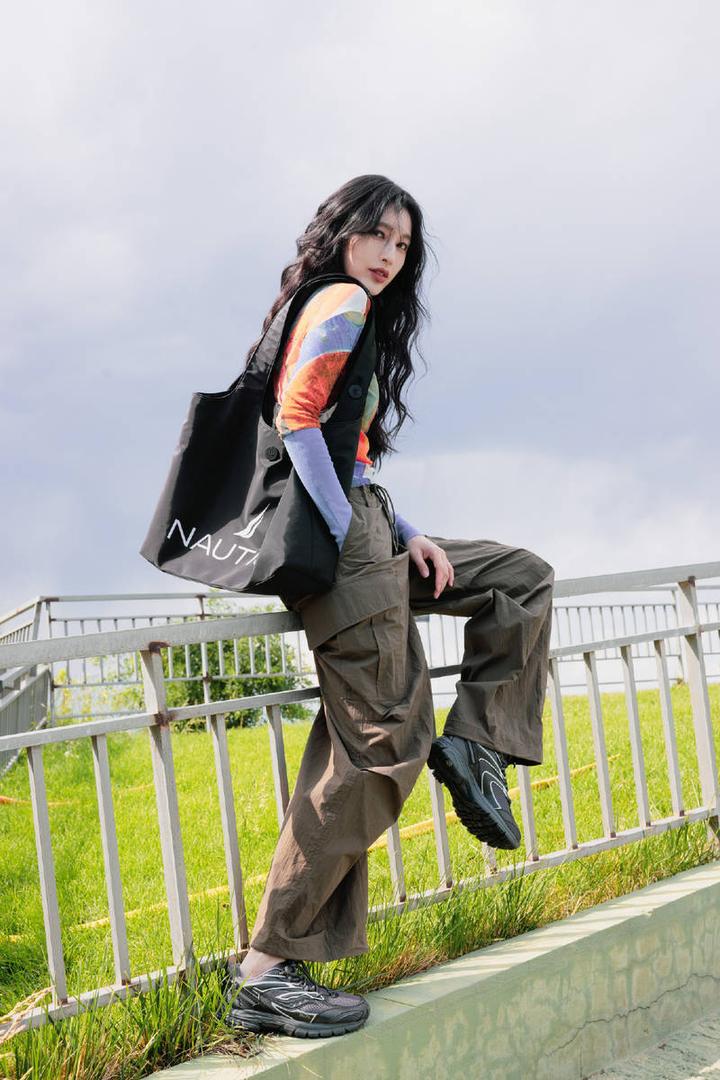 张俪户外夏日随拍展现知性美 笑容灿烂有书香气质 - 知乎