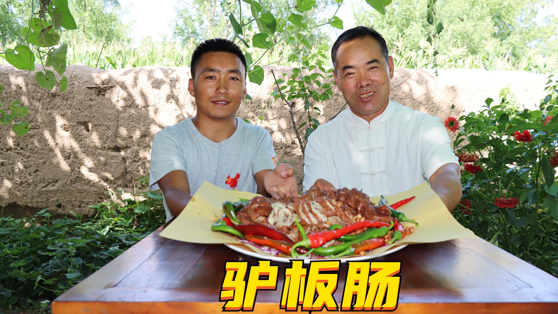 小郎买十斤驴板肠去拜访乡村食叔食叔拿好酒款待吃美喝美了
