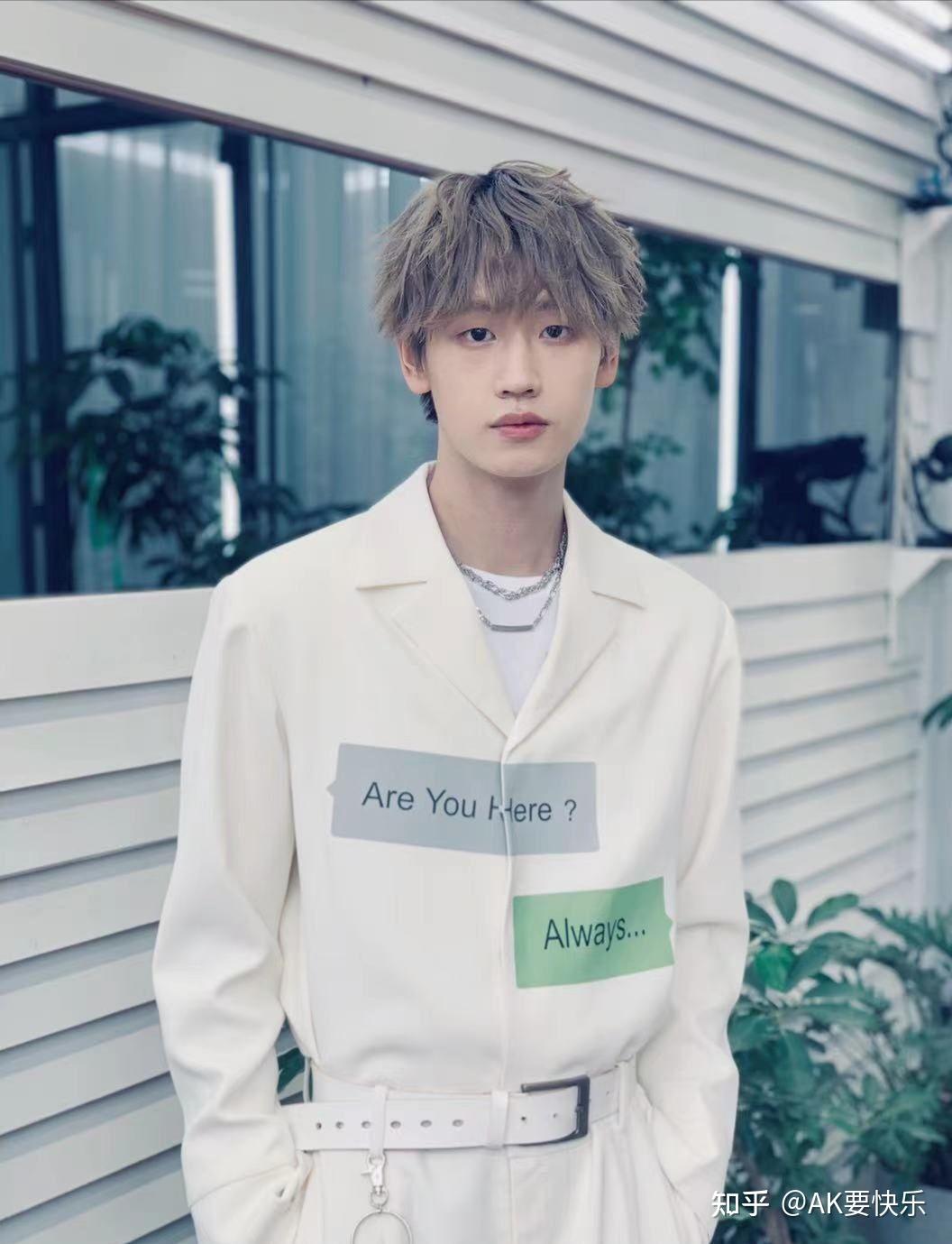 有没有ak刘彰的好看的手机壁纸? - 知乎