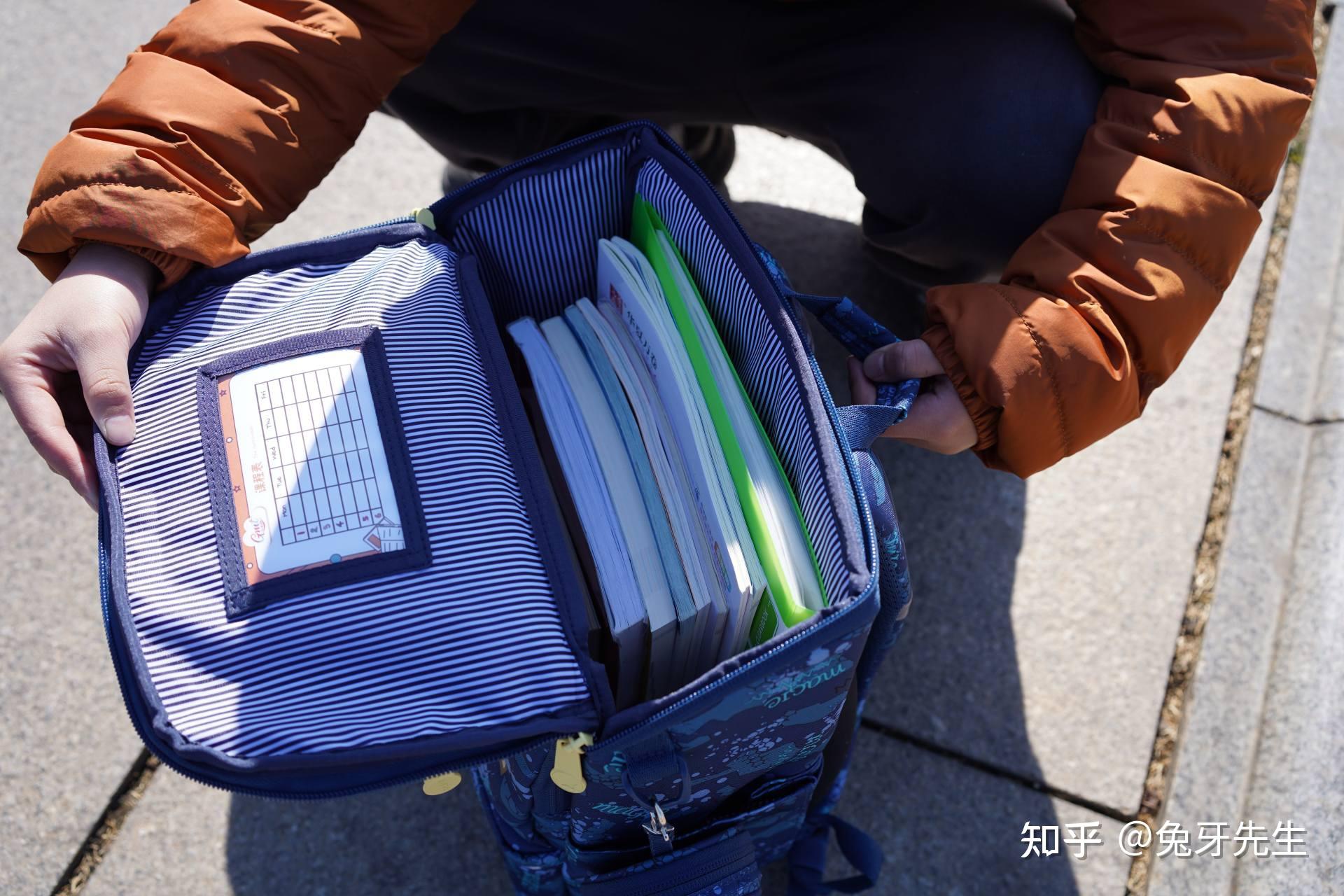 要选自重轻&容量大的书包