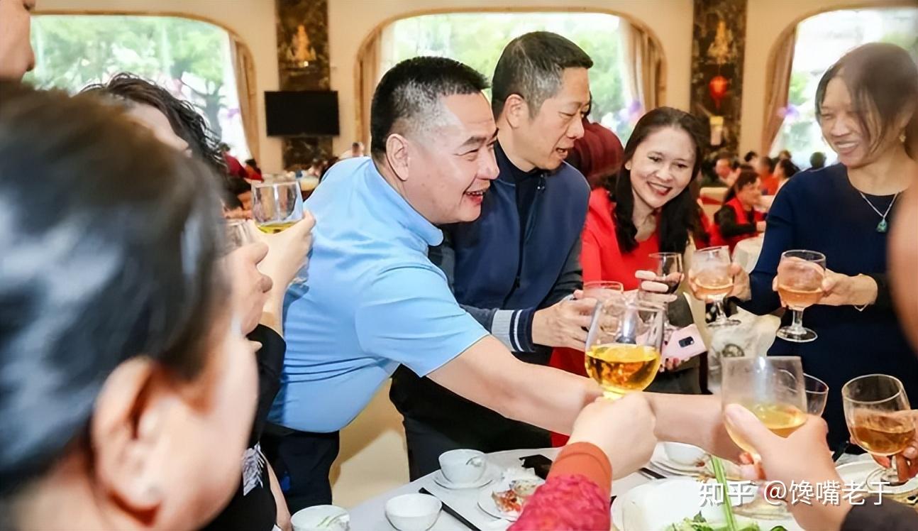 酒桌上,到你敬酒,别干站着,牢记这“4个”万能好用的敬酒公式 - 知乎