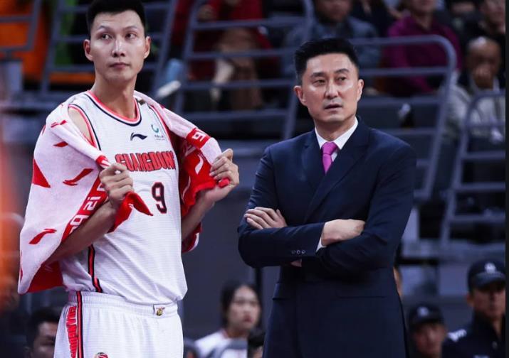 经常看到广东队主教练杜峰在场边骂人为什么从来没有骂过易建联