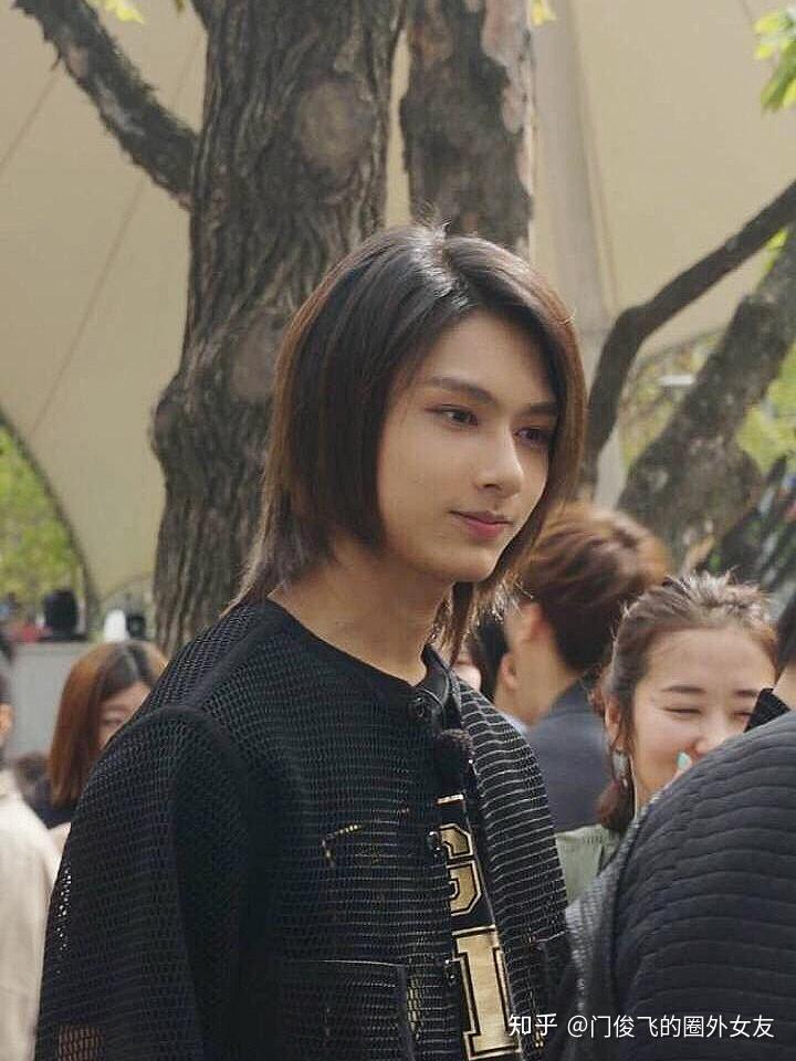 如何才能搜到文俊辉长发时期的照片